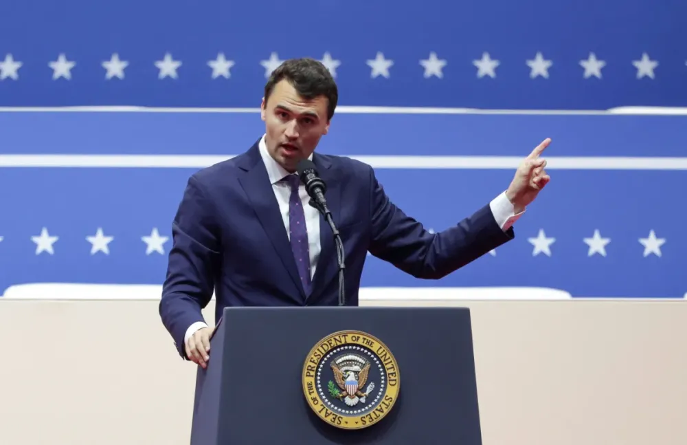 Câmara de Goiânia avança com homenagem a Charlie Kirk, ativista conhecido por declarações discriminatórias